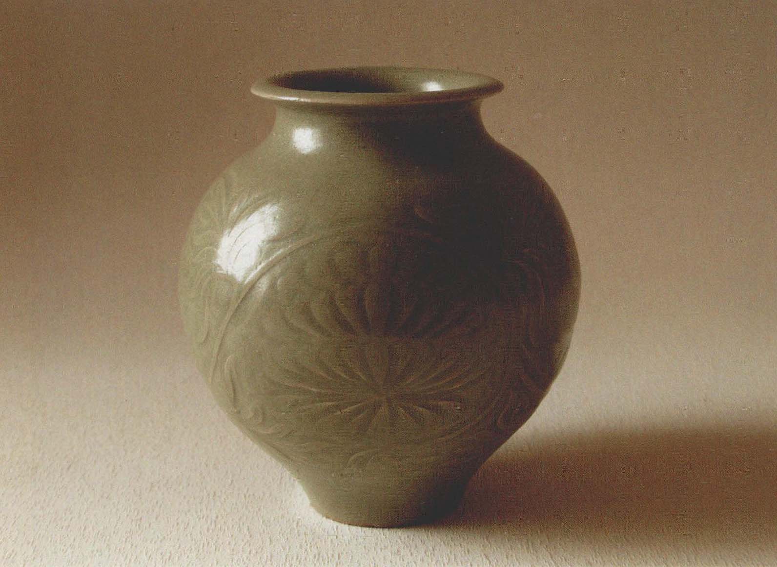 图9-2 北宋汝窑 “刻工细腻精致” 的青瓷罐